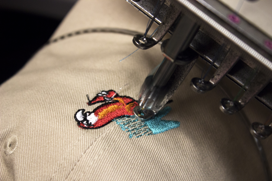 Process of embroidery on a shirt of a parrot